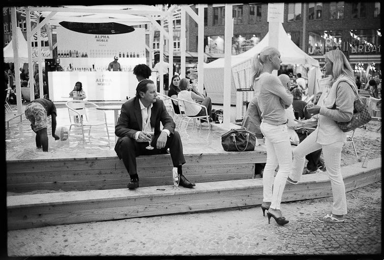 black and white image by simon meisinger